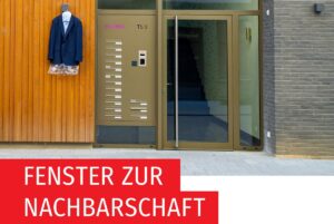 Türeingang im Quadrat T 5 mit einem Kleiderhaken mit Text Fenster zur Nachbarschaft. Ein Foto von Deborah Musso